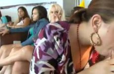 Stripper laat zich pijpen door vrijgezellen