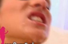 Sletje krijgt twee cumshots in gezicht