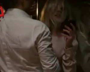 Kirsten Dunst word tegen de muur gezet