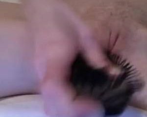 Mager tiener sletje neukt haar kale kutje met haarborstel