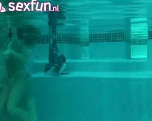 Het meisje laat zich onder water neuken door de oudere man