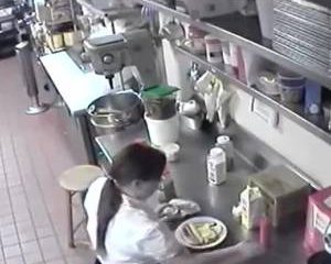 Ze stopt de hotdog in haar kut en brengt hem naar de klant