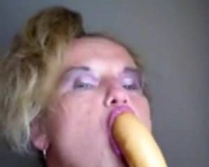 Kinky oma kan een geil kunstje met een dildo